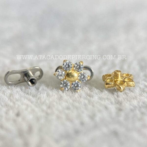Kit Microdermal Titânio Topo Ouro 18K Flor Zircônias - Imagem 1