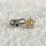Kit Microdermal Titânio Topo Ouro 18K Flor Sakura Zircônias - Imagem 2