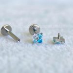 Labret Rosca Interna Titânio Trevo Zircônias Azul - Imagem 3
