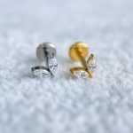 Labret Rosca Interna Titânio Flor de Lotus Zircônias